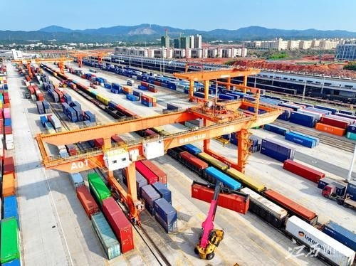 贛州集裝箱裝卸繁忙，貨物進出口活力四射